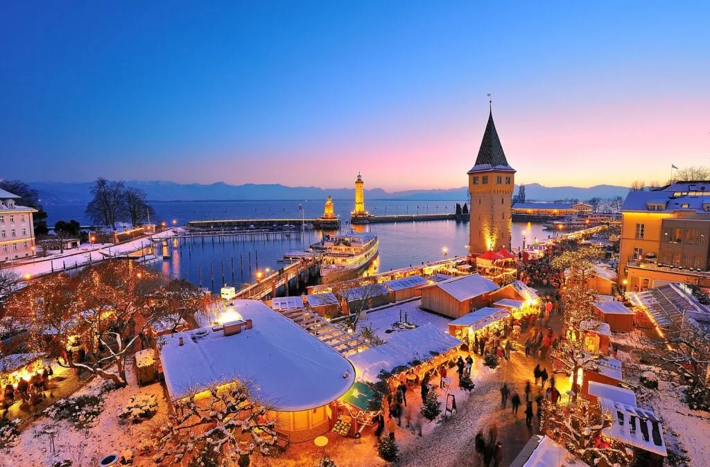 https://static1.squarespace.com/static/5e15b2499c075144009317d7/5e15bc0be19af8057006877a/5e17272accd1d13894698146/1581954373211/Lindauer-Habour-christmas_LIndau-Tourismus-%C2%A9-Wolfgang-Schneider-1024x674.jpg?format=1500w